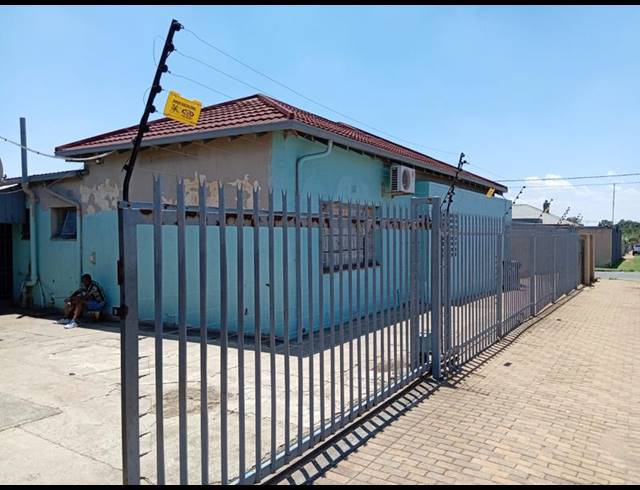 10 BEDROOM HOUSE FOR SALE IN SPRINGS CENTRAL